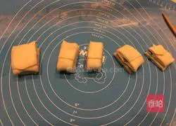 Illustration of how to make butter flower rolls 14