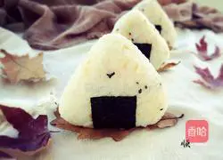 Illustration of how to make red sausage rice balls 13