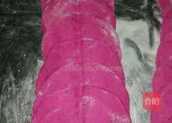 Illustration of how to make dragon fruit rose rolls 3