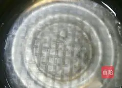 Illustration of how to make Vietnamese spring rolls wrapped with seasonal vegetables and prawns 6