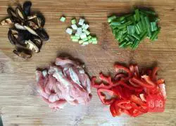 Illustration of how to make stir-fried rice noodles with mushrooms and lean meat 2