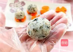 Illustration of how to make seaweed rice balls 12