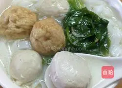 Illustration of how to make meatball soup and rice noodles 4