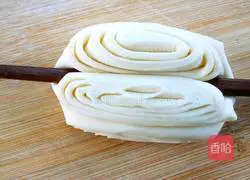Illustration of how to make milk-flavored flower rolls 13