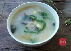Illustration of how to make lean meat and preserved egg porridge 1