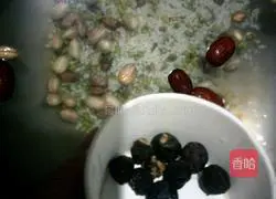 Illustration of how to make longan, lotus seed and eight-treasure porridge 7