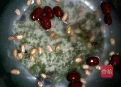 Illustration of how to make longan, lotus seed and eight-treasure porridge 2