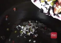 Illustration of how to make black rice eight-treasure porridge 8