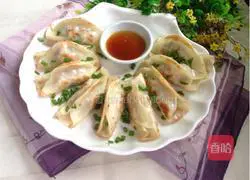 Illustration of how to make crispy pot stickers 9
