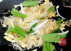 Illustration of how to make fried rice noodles with eggs 9