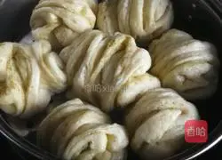 Illustration of how to make homemade flower rolls 17
