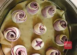 Illustration of how to make two-color rose roll 9