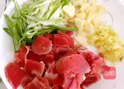 Illustration of how to make braised beans and noodles 1