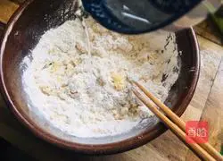 Illustration of how to make cornmeal and red date hair cake 7