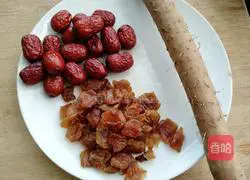 Illustration of how to make lychee, red dates, yam and wolfberry porridge 1