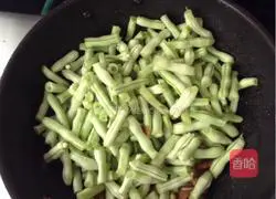 Illustration of how to make braised beans and noodles 3