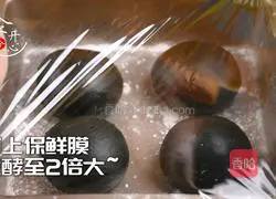 Teach you how to do it Illustration of how to make the same black gold pineapple burger from KFC which is healthy and delicious 4