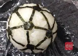 Illustration of how to make football rice balls 4