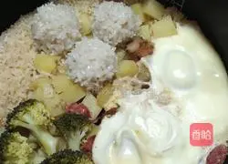 Illustration of how to make claypot rice 10