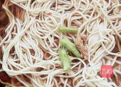 Illustration of how to make braised beans and noodles 9