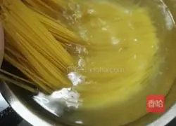 Illustration of how to make simple Bolognese spaghetti 10
