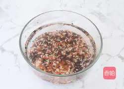 Illustration of how to make black rice, cheese and meat floss rice balls 2