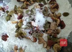 Illustration of how to make red date and raisin hair cake 5