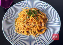 Illustration of how to make cold egg shredded noodles 6