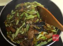 Illustration of how to make braised beans and noodles 8