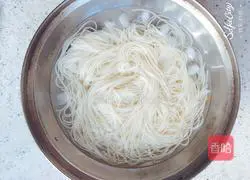 Illustration of how to make cold noodles with shredded chicken 4