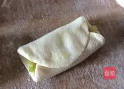 Illustration of how to make scallion flower rolls 7