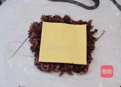 Illustration of how to make black rice, cheese and meat floss rice balls 6