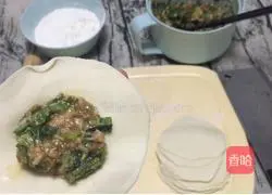 Illustration of how to make chives and pork dumplings/pot stickers 14