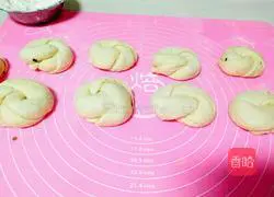 Illustration of how to make fresh green onion rolls 15