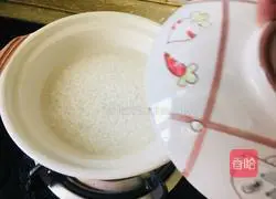 Illustration of home version of cured meat clay pot rice 2