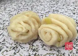 Illustration of how to make onion-flavored flower rolls 13