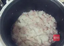 Illustration of how to make bacon and sausage claypot rice 3