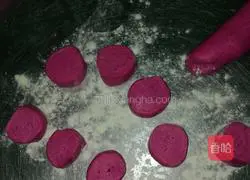 Illustration of how to make dragon fruit rose rolls 2