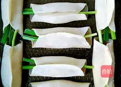 Illustration of how to make pork and green onion pot stickers 6