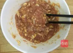 Illustration of how to make corn meat dumplings 6