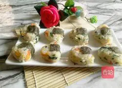 Illustration of how to make triangular vegetable and potato rice balls 8