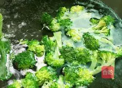 Illustration of how to make snowman rice balls 1