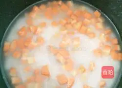 Illustration of how to make triangular vegetable and potato rice balls 1