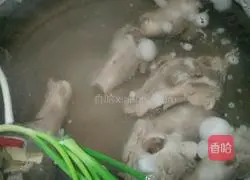 Illustration of how to make cross-bridge rice noodles 1