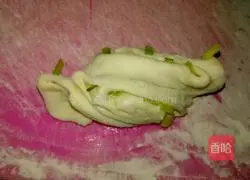 Chive flowers Illustration of how to make a roll 10