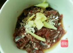 Illustration of how to make fried rice noodles with lettuce and beef 2