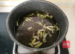 Illustration of how to make leek and clam seafood soup 7