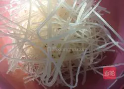 Illustration of how to make rice noodles 1