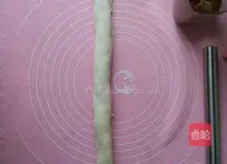 Illustration of how to make salt and pepper flower rolls 8