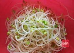 Illustration of how to make shredded chicken cold noodles 3